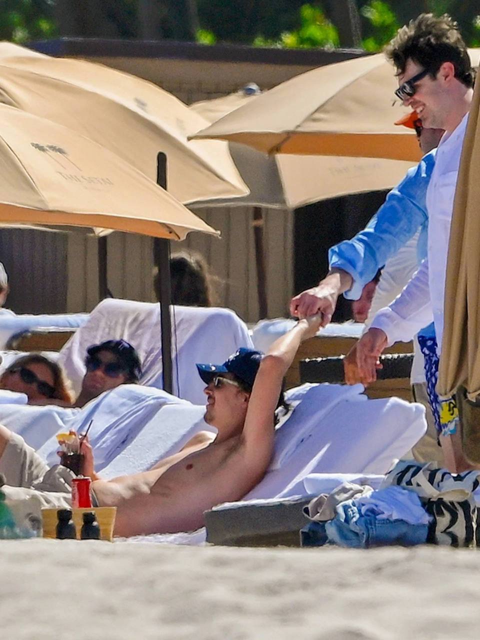 Папарацци застукали Тимоти Шаламе на отдыхе с парнями